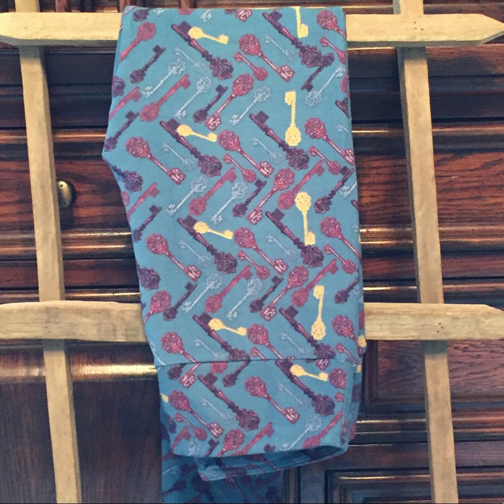 ⚡️ 🗝 EUC LuLaRoe OS Leggings with Skeleton Keys